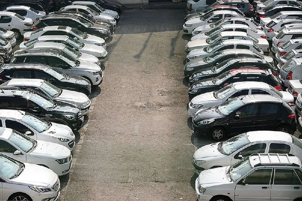 نمایی از نمایشگاه خودرو با خودروهای داخلی و وارداتی در روزهای رکود بازار